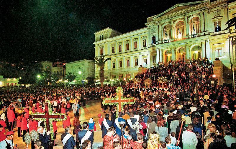 Σύρος: Το παγκόσμιο φαινόμενο – Γιατί Καθολικοί και Ορθόδοξοι κάνουν μαζί Πάσχα στο «νησί των δύο λόφων»