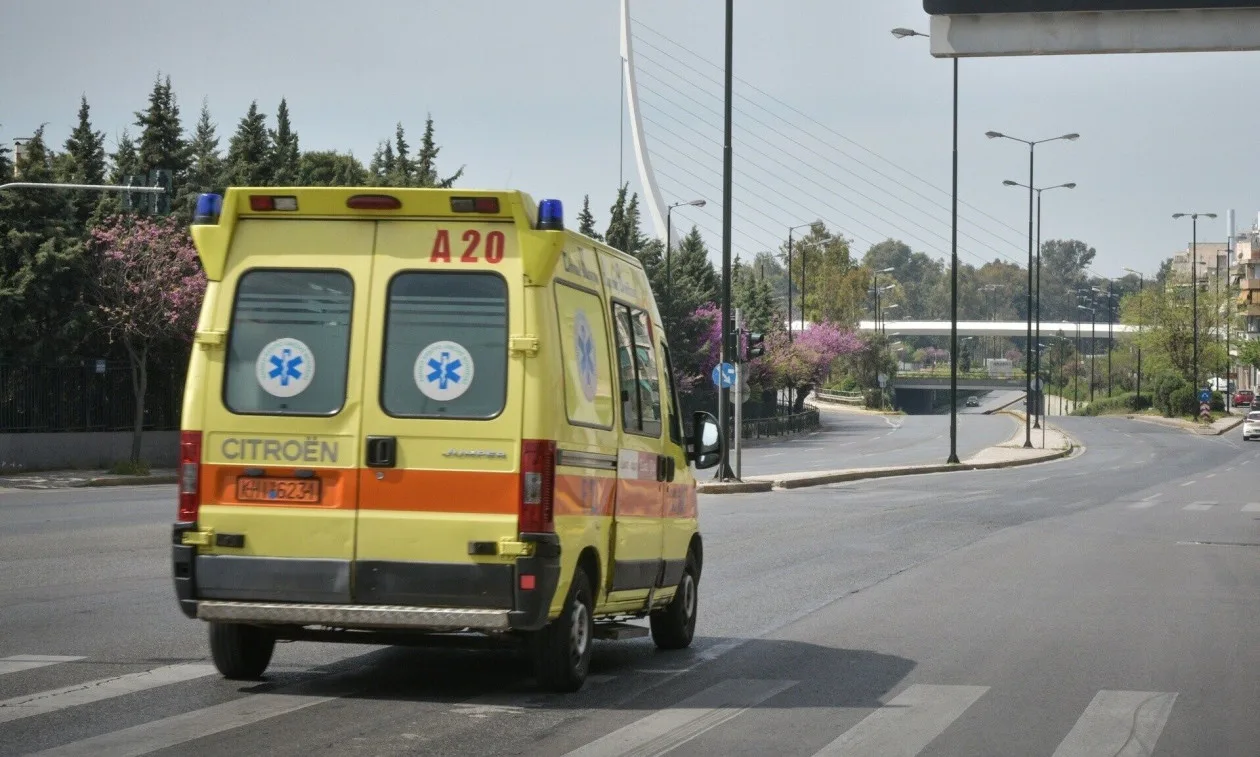 Τρόμος στη Βουλιαγμένης: Φορτηγό «καρφώθηκε» σε γέφυρα και ντελαπάρισε – Εγκλωβισμένος ο οδηγός.