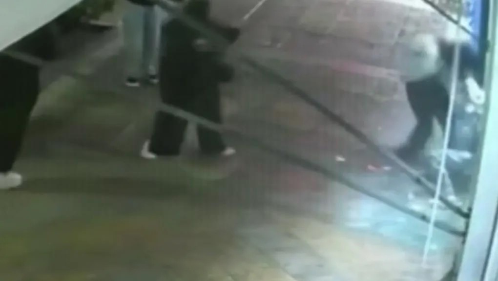 Αιματηρή Συμπλοκή στην Αγία Βαρβάρα: Δύο 19χρονες στο Νοσοκομείο μετά από Άγριο Καυγά