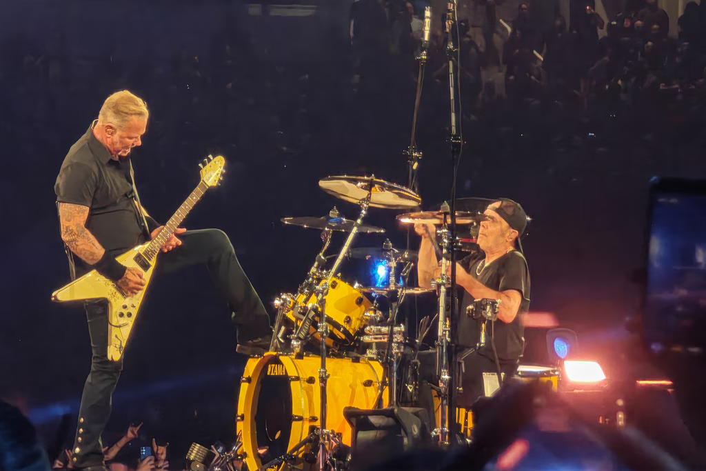 Ιστορική βραδιά στο ΟΑΚΑ: Οι Metallica «υποκλίθηκαν» στις Τρύπες και τον Μίκη Θεοδωράκη