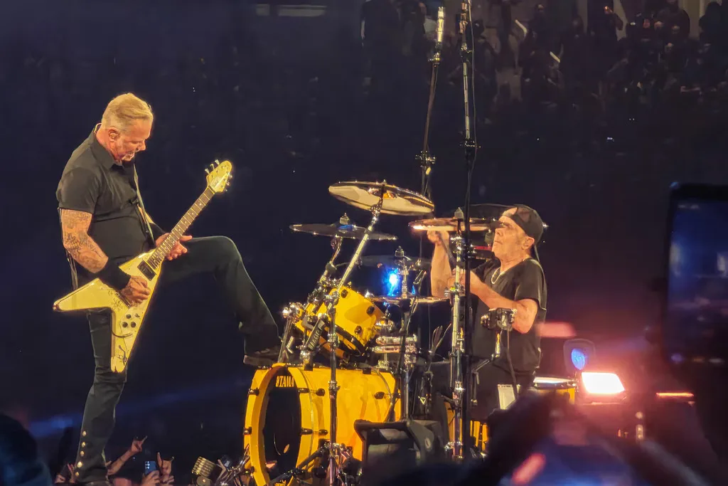 Ιστορική βραδιά στο ΟΑΚΑ: Οι Metallica «υποκλίθηκαν» στις Τρύπες και τον Μίκη Θεοδωράκη