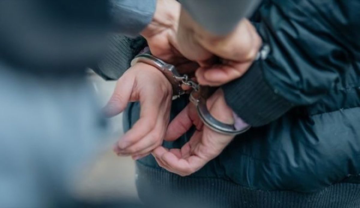 Λάρισα: Χειροπέδες σε Απόστρατο της Πολεμικής Αεροπορίας που καταζητούνταν για υπεξαίρεση ύψους 6 ετών κάθειρξης