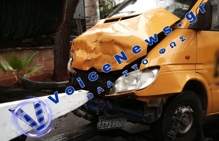 Σύγκρουση σχολικού λεωφορείου με ΙΧ στο Παλαιό Φάληρο