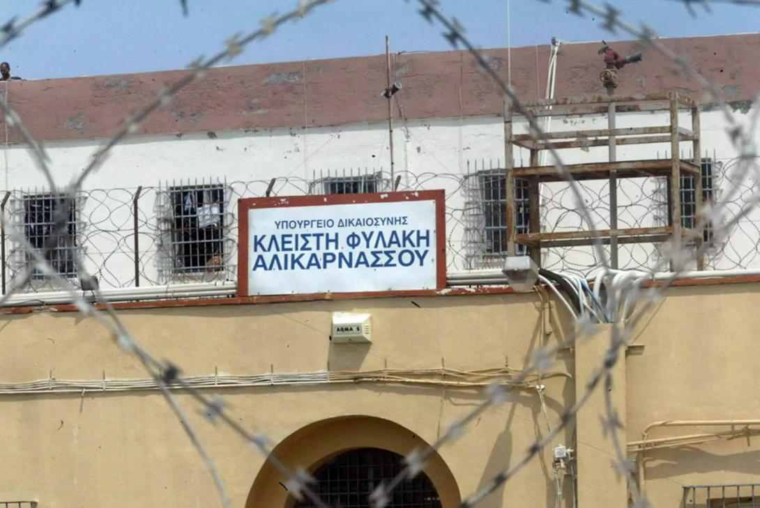 Φυλακές Νέας Αλικαρνασσού: «Ήθελε να με σκοτώσει» κατέθεσε σωφρονιστικός για την επίθεση με σουβλί