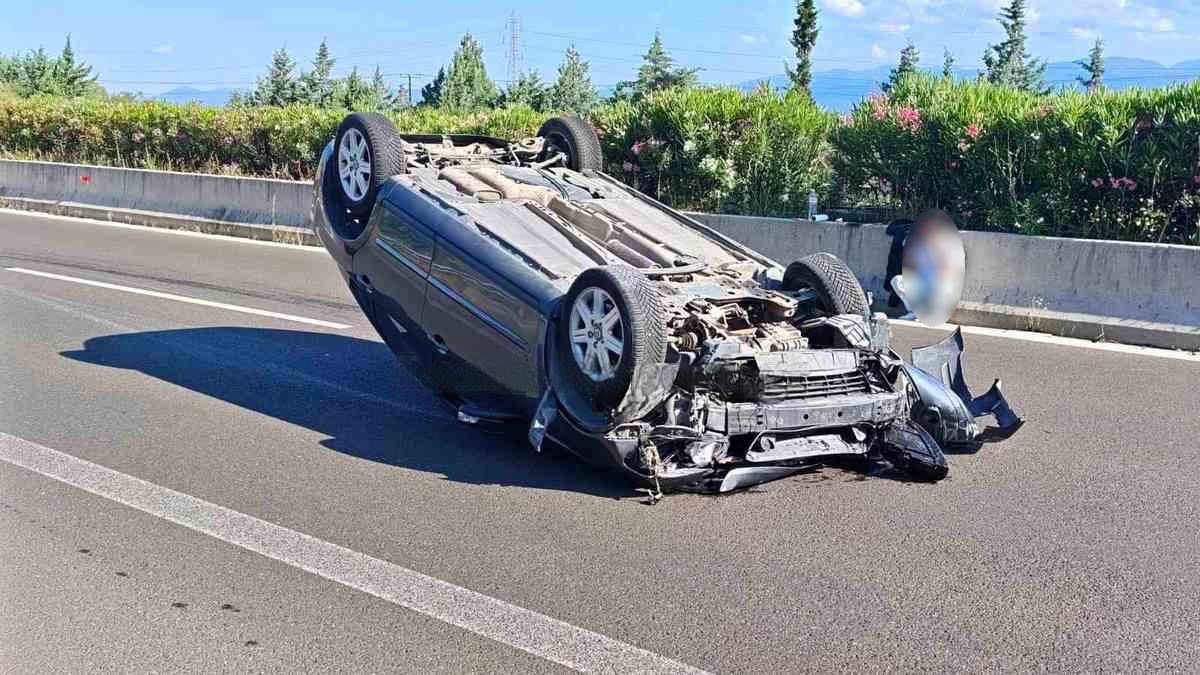 Σοβαρό τροχαίο στην Αθηνών – Λαμίας: Αυτοκίνητο προσέκρουσε σε στηθαίο και αναποδογύρισε