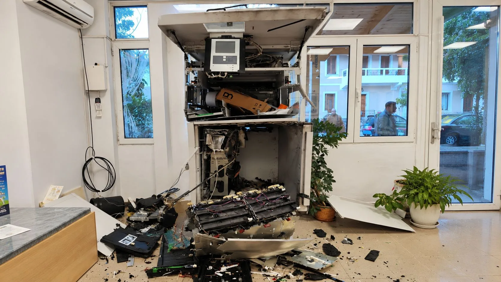 Aνατίναξαν ATM στα Oινόφυτα και έφυγαν με 100.000 ευρώ