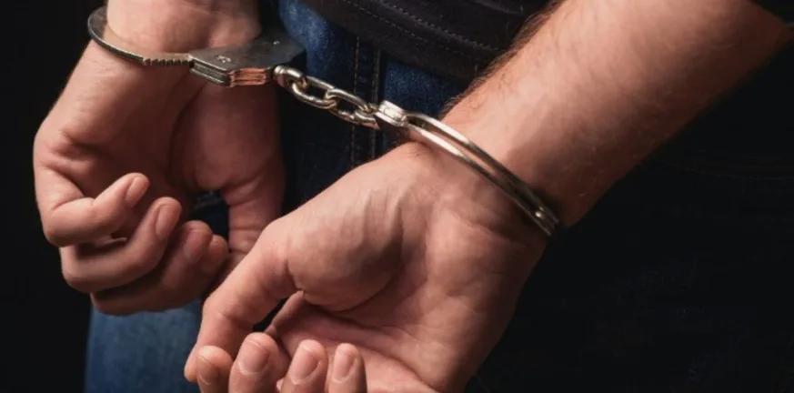 Αιγάλεω: Χειροπέδες σε 60χρονο – Αυνανιζόταν σε κοινή θέα