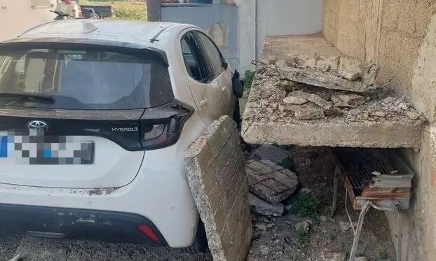 Ηράκλειο: Κατέρρευσε μπαλκόνι πάνω σε αυτοκίνητο – Από θαύμα δεν θρηνήσαμε θύματα!