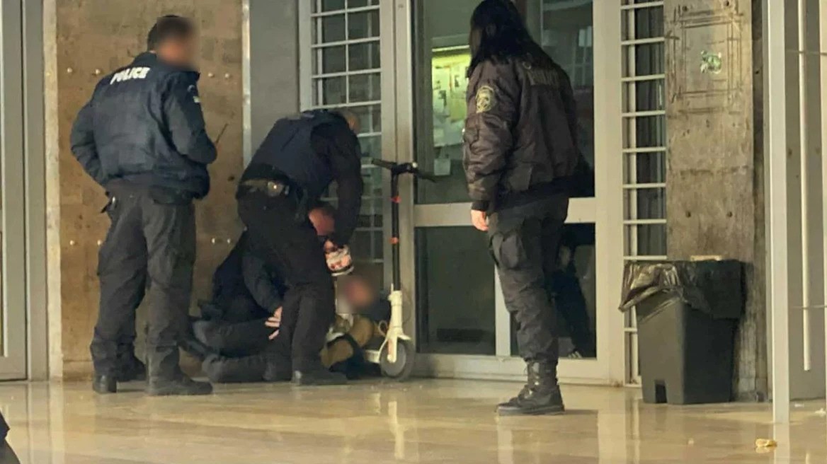 Ηράκλειο: Σκηνές χάους στα δικαστήρια – Συγγενείς του 33χρονου επιτέθηκαν στον κατηγορούμενο (ΒΙΝΤΕΟ)