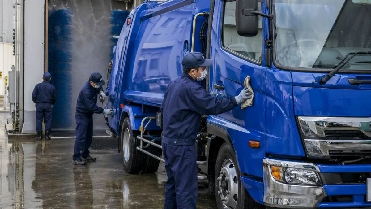 Ιαπωνία: Το μυστικό πίσω από τα πεντακάθαρα απορριμματοφόρα που εντυπωσιάζουν τον κόσμο
