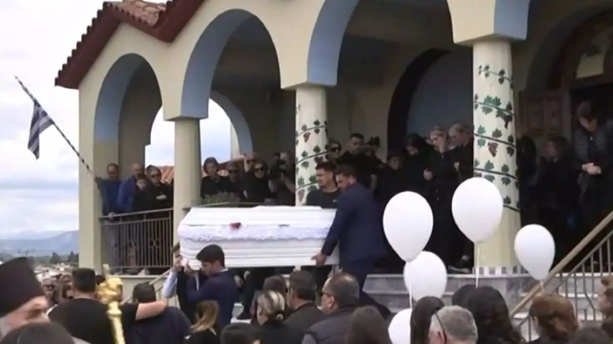 Σε κλίμα οδύνης η κηδεία του 13χρονου που σκοτώθηκε με το πατίνι του – Ράγισαν καρδιές στην Ηλεία