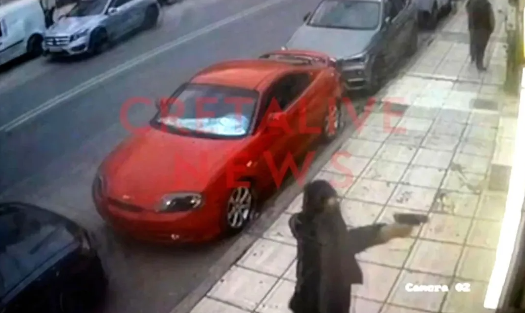 Τρόμος στο Ηράκλειο: Η στιγμή της επίθεσης με πιστόλια κρότου και μαχαίρια σε 57χρονο