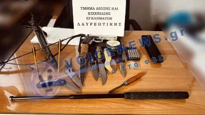 Λαύριο: Σύλληψη 56χρονου με «οπλοστάσιο» στο σπίτι του – Από βαλλίστρες μέχρι πιστόλι ρέπλικα