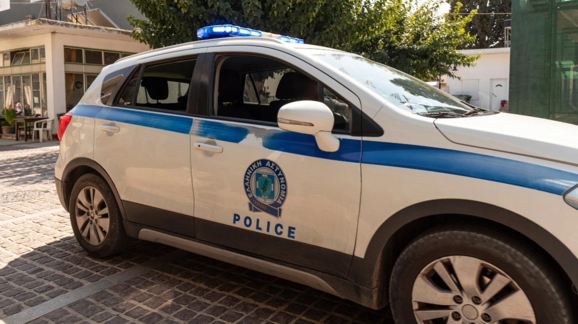 Θεσσαλονίκη: 13 προσαγωγές μετά από παρέμβαση σε κατάστημα στη Θέρμη  Ετικέτες
