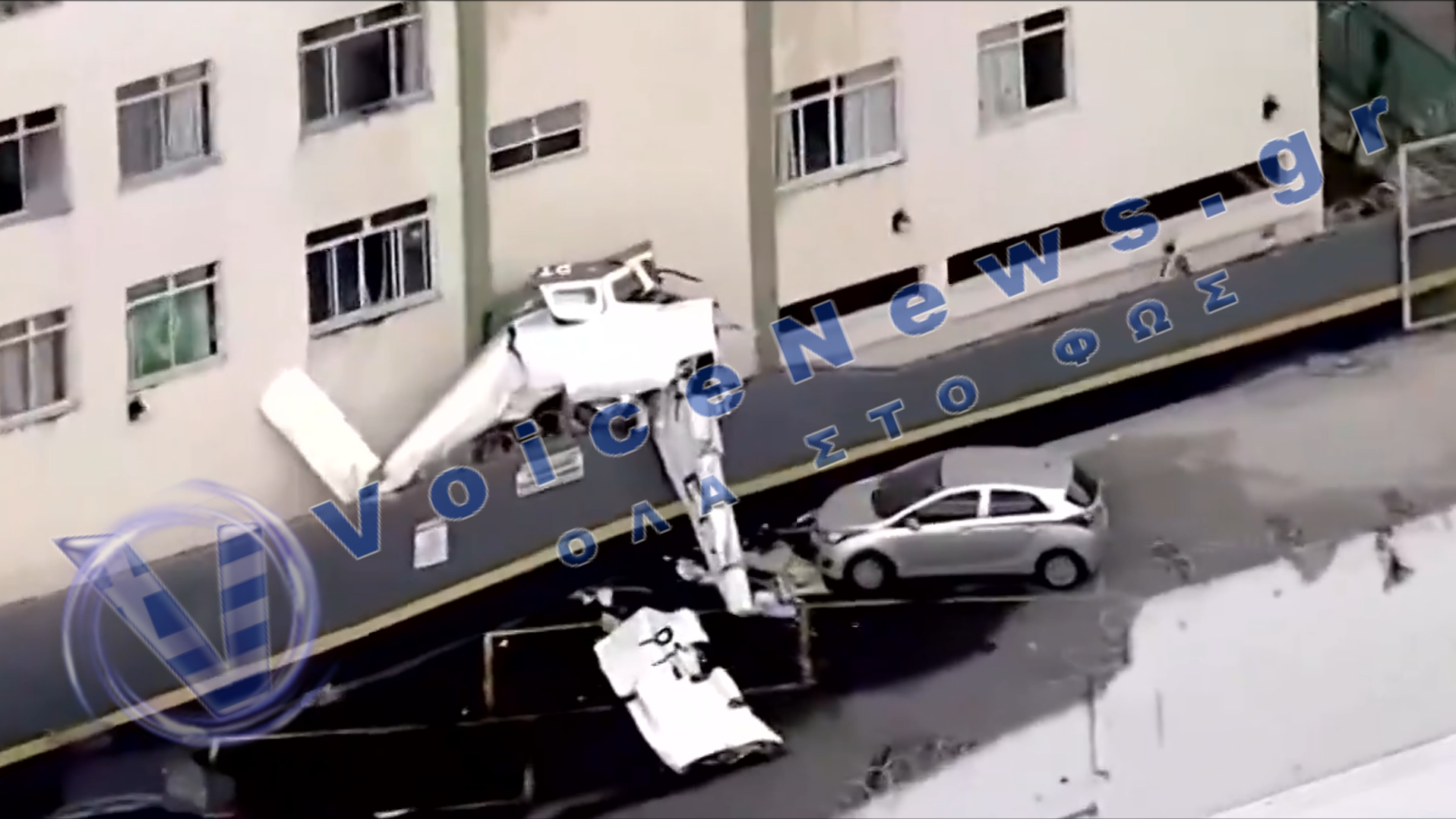 Συντριβή αεροσκάφους σε πολυκατοικία: Δύο νεκροί και τρεις τραυματίες (ΒΙΝΤΕΟ)