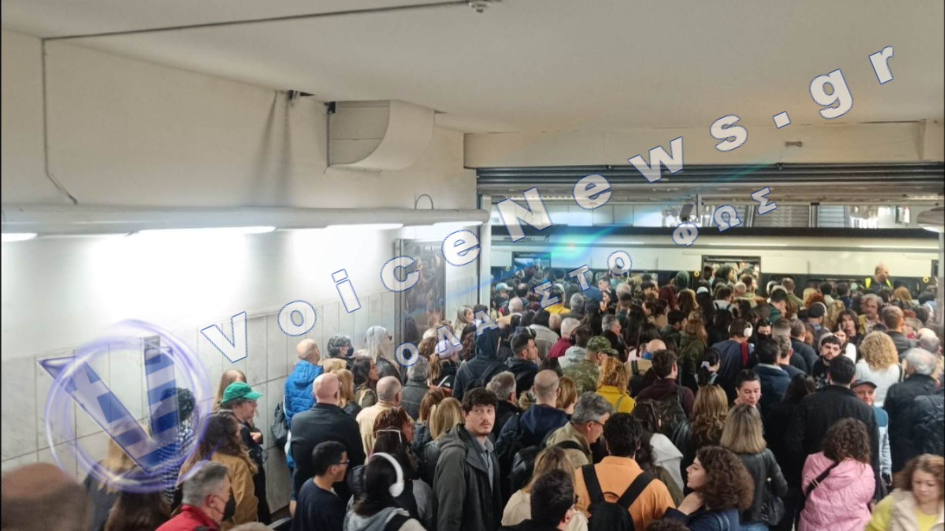 Χάος στο Σύνταγμα: Η ταλαιπωρία και το αδιαχώρητο στη γραμμή προς το αεροδρόμιο (ΕΙΚΟΝΕΣ)