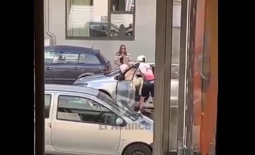 Ποδηλάτης αρπάζει από τον λαιμό και γρονθοκοπεί γυναίκα οδηγό στην Πορτογαλία