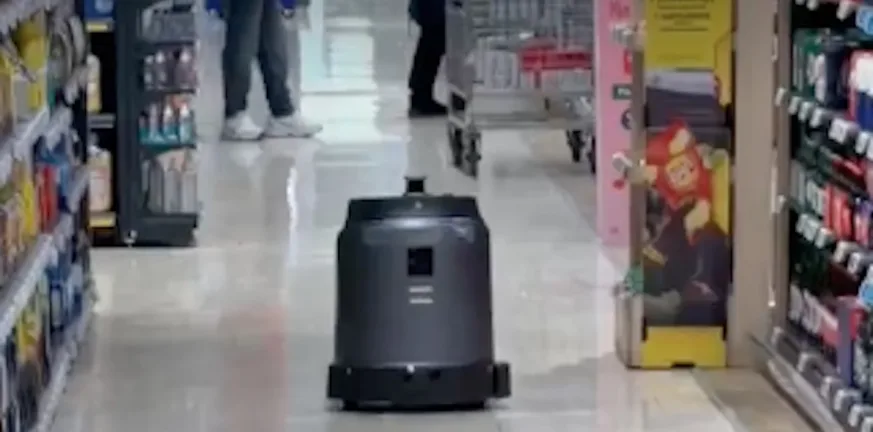 Ρομπότ έπιασε δουλειά σε σούπερ μάρκετ της Πάτρας – Η εικόνα που δίχασε τους καταναλωτές.