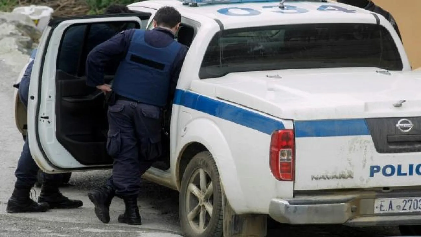 Άνδρας με αλυσοπρίονο έξω από σπίτι – Έχουν εγκλωβιστεί μητέρα και παιδιά
