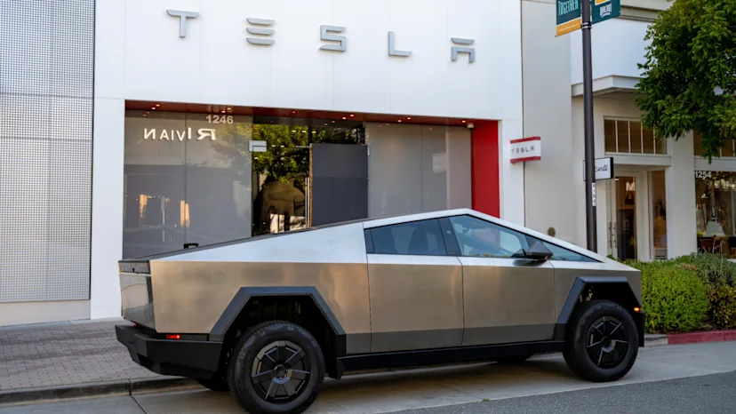 «Φρένο» στην Tesla: Ανάκληση για το Cybertruck λόγω κινδύνου αποκόλλησης τροχών