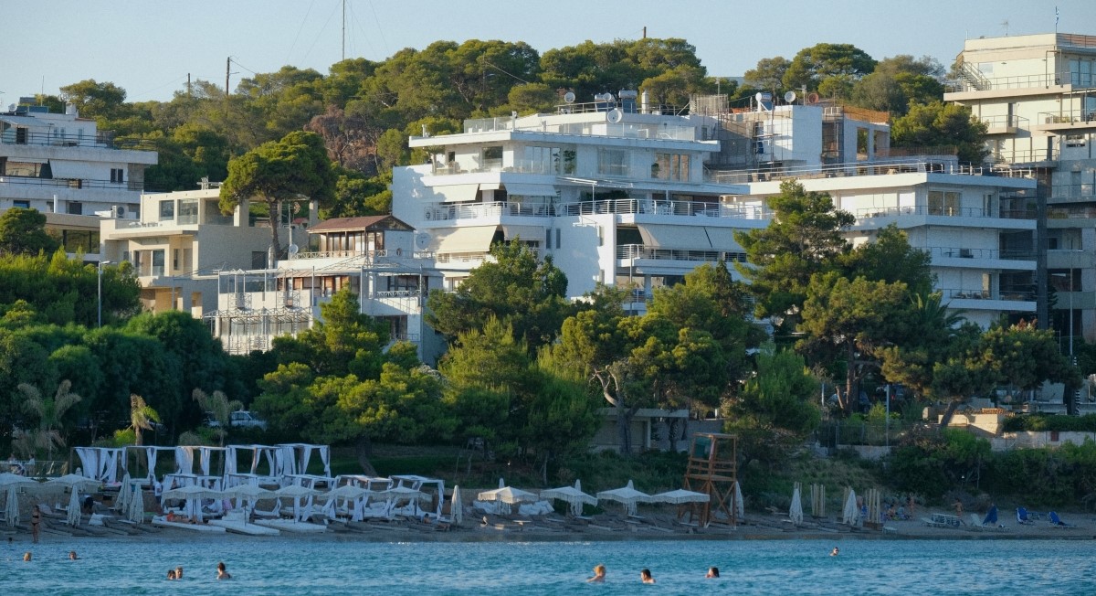 Βουλιαγμένη και Νότια Προάστια: Η νέα «χρυσή ζώνη» ακινήτων της Μεσογείου – Τιμές, αγοραστές και επενδυτικές τάσεις