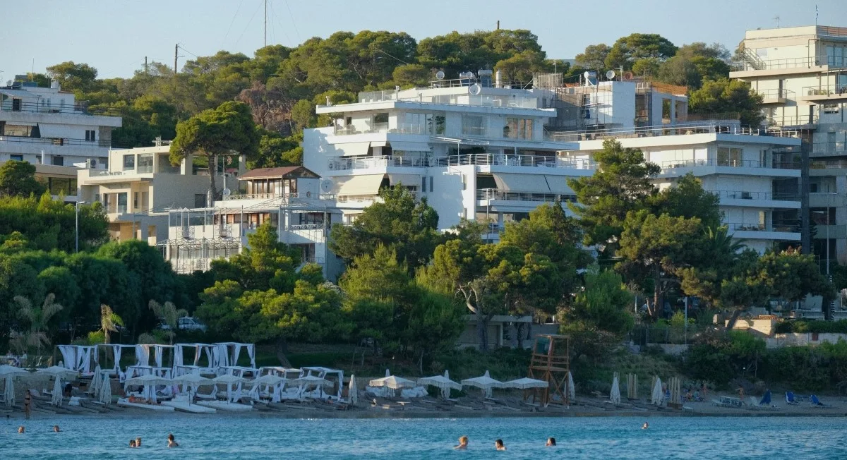 Βουλιαγμένη και Νότια Προάστια: Η νέα «χρυσή ζώνη» ακινήτων της Μεσογείου – Τιμές, αγοραστές και επενδυτικές τάσεις