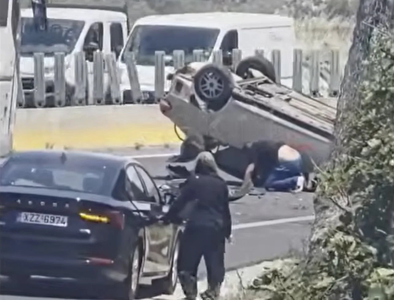 Συναγερμός στον ΒΟΑΚ: Ανατροπή αυτοκινήτου στο ύψος του Καρτερού