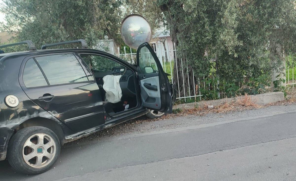 Σφοδρή πρόσκρουση οχήματος σε μάντρα στη Χαλκίδα – Στο νοσοκομείο ο οδηγός
