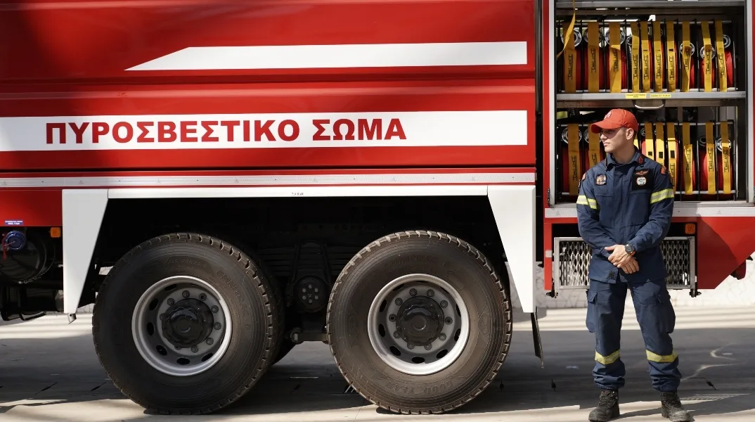 Μάχη με τις φλόγες στη Ροδόπη – 42 πυροσβέστες και εναέρια μέσα στο μέτωπο της φωτιάς
