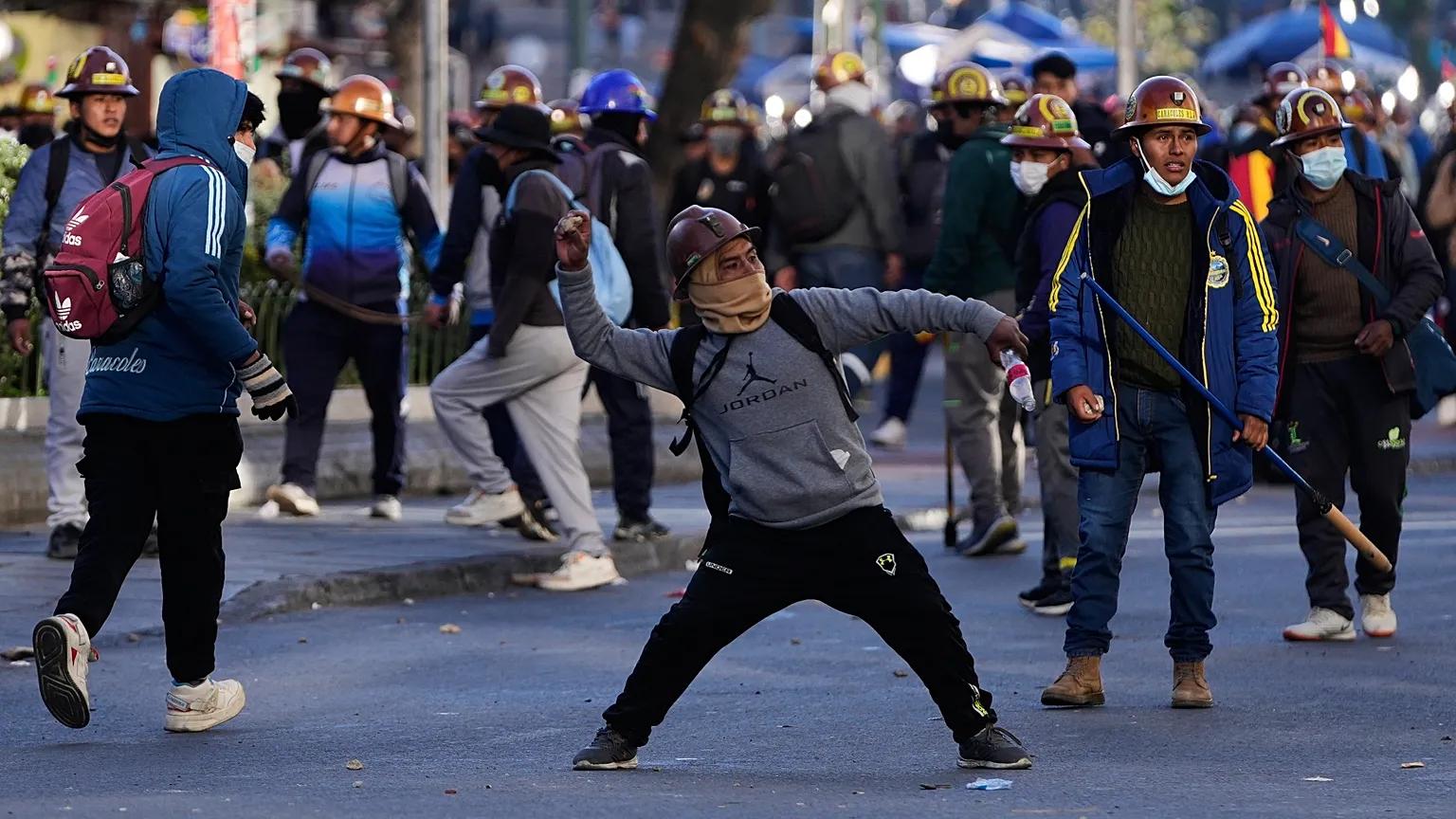 Βολιβία: Κλιμακώνεται η πολιτική κρίση – Πιέσεις στην κυβέρνηση από διαδηλωτές, αντιπολίτευση και το εξωτερικό