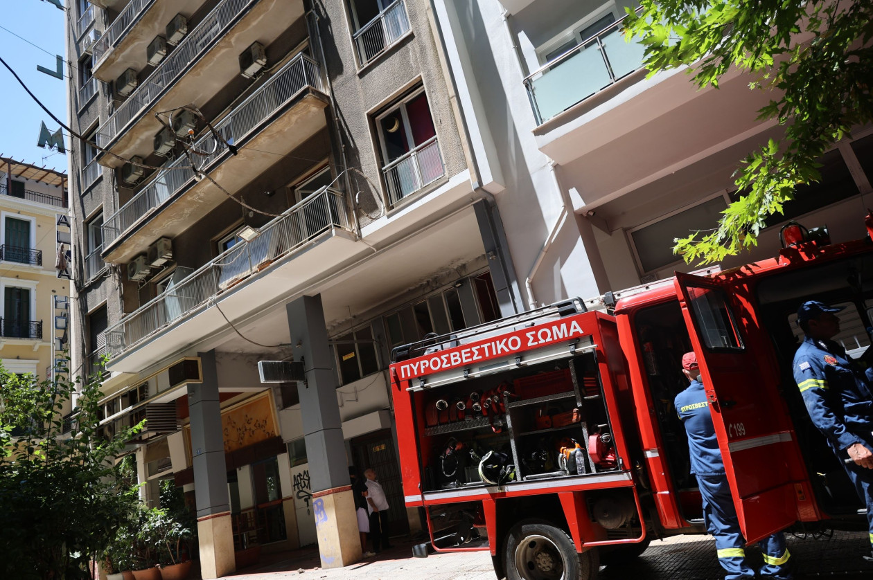 Φωτιά σε ξενοδοχείο στην Ομόνοια: Διασωληνώθηκε ο ιδιοκτήτης ξενοδοχείου μετά τη φωτιά από έκρηξη ηλεκτρικού πατινιού