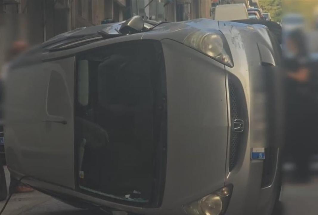 Πατήσια: Αυτοκίνητο ανατράπηκε μετά από σφοδρή σύγκρουση στην πλατεία Κολιάτσου