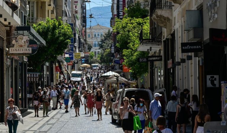 Θερινές εκπτώσεις 2026: Πότε ξεκινούν, ποια Κυριακή θα λειτουργήσουν τα καταστήματα και τι πρέπει να προσέξουν οι καταναλωτές