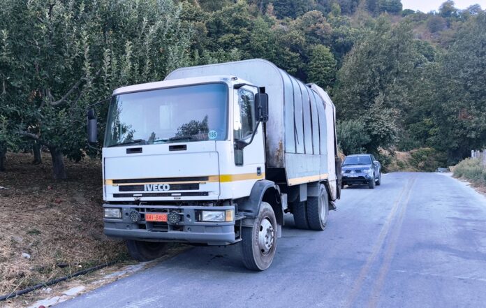 Σύγκρουση με απορριμματοφόρο στον Βόλο – Στο νοσοκομείο εργαζόμενη μετά από σοβαρό τραυματισμό