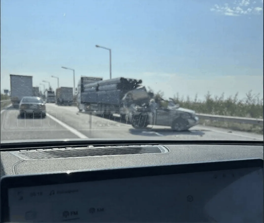 Σφοδρή σύγκρουση ΙΧ με νταλίκα στην Ε.Ο. Θεσσαλονίκης – Κατερίνης – Επί τόπου το ΕΚΑΒ