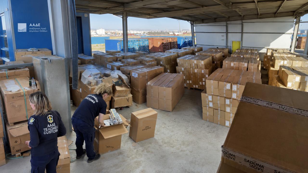 Τα πλακάκια έκρυβαν 5,6 εκατομμύρια λαθραία τσιγάρα – Μεγάλη επιτυχία της ΑΑΔΕ στους Κήπους Έβρου (ΒΙΝΤΕΟ)