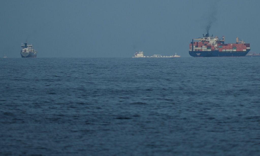 Αμερικανικές επιδρομές κοντά στο Στενό του Ορμούζ – Αυξάνεται η ένταση με το Ιράν