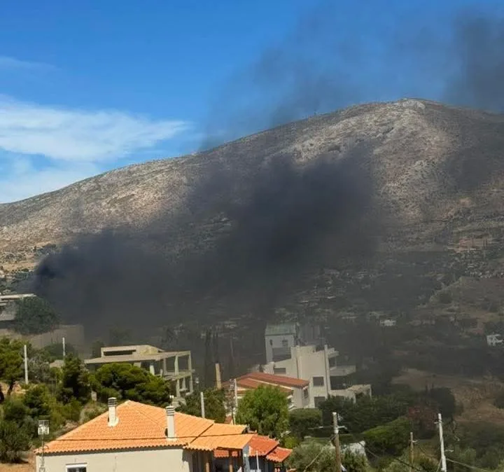 Συναγερμός στα Καλύβια Θορικού: Φωτιά σε χώρο στάθμευσης οχημάτων