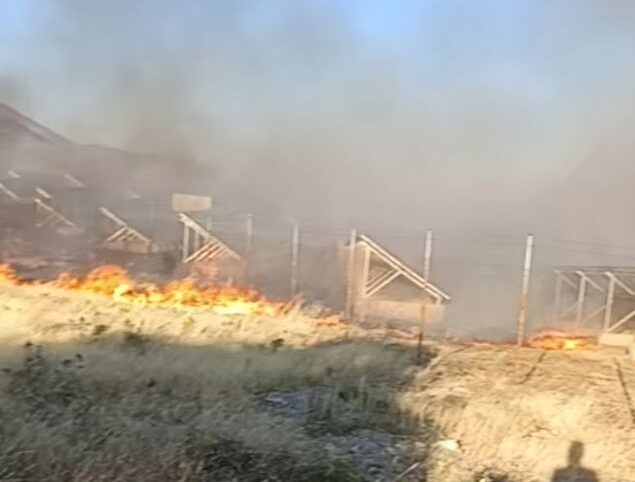 Φωτιά στα Μέγαρα: Πυρκαγιά σε εξέλιξη κοντά σε φωτοβολταϊκό πάρκο στη Νέα Πέραμο