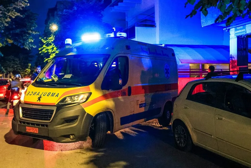 Σοβαρό τροχαίο στο Πετροκεφάλι – Οδηγός εγκλωβίστηκε μετά από πρόσκρουση σε στύλο