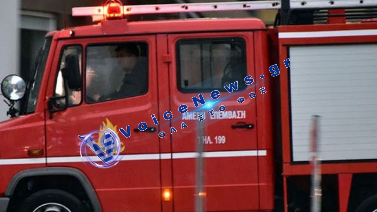 Φωτιά σε πλοιάριο στη Σαλαμίνα: Μεγάλη κινητοποίηση της πυροσβεστικής σε Ναυπηγείο