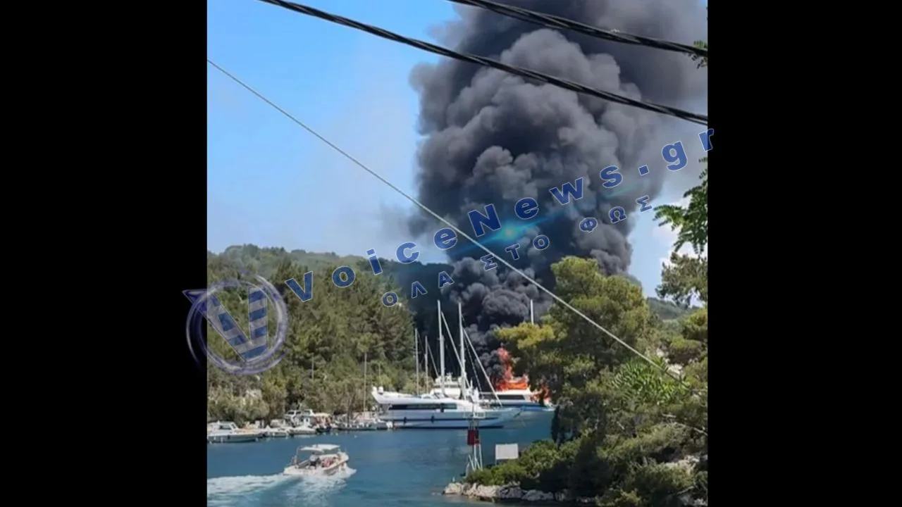 Φωτιά σε σκάφος στους Παξούς – Επεκτάθηκε και σε δεύτερο σκάφος στο λιμάνι