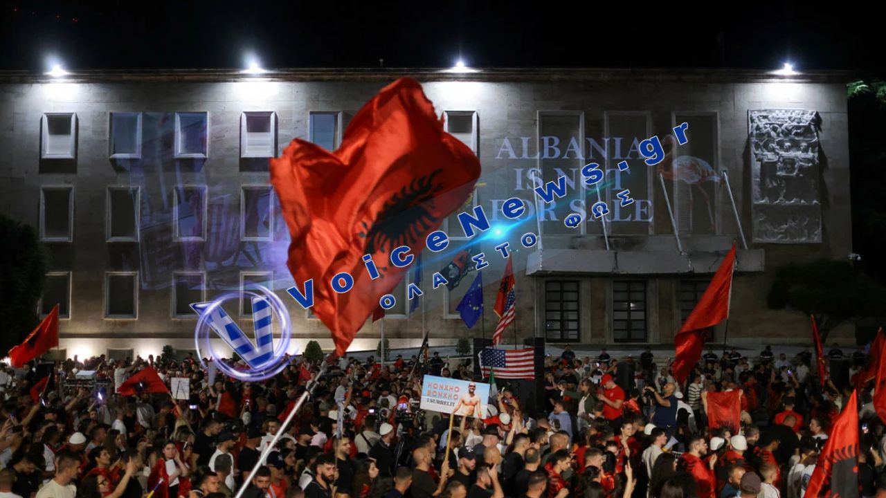«Επανάσταση των φλαμίνγκο» στα Τίρανα – Μαζικές διαδηλώσεις κατά της επένδυσης Κούσνερ