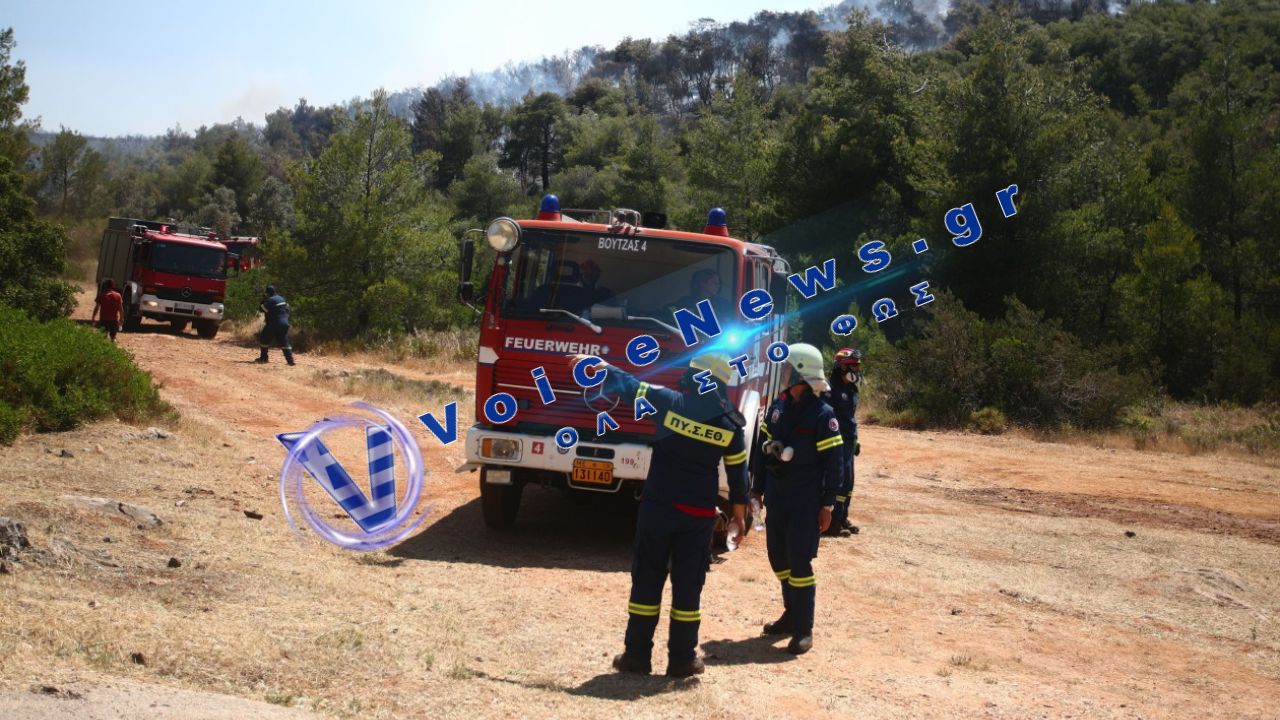 Yπό έλεγχο η φωτιά σε ρυμουλκό πλοίο στη Σαλαμίνα