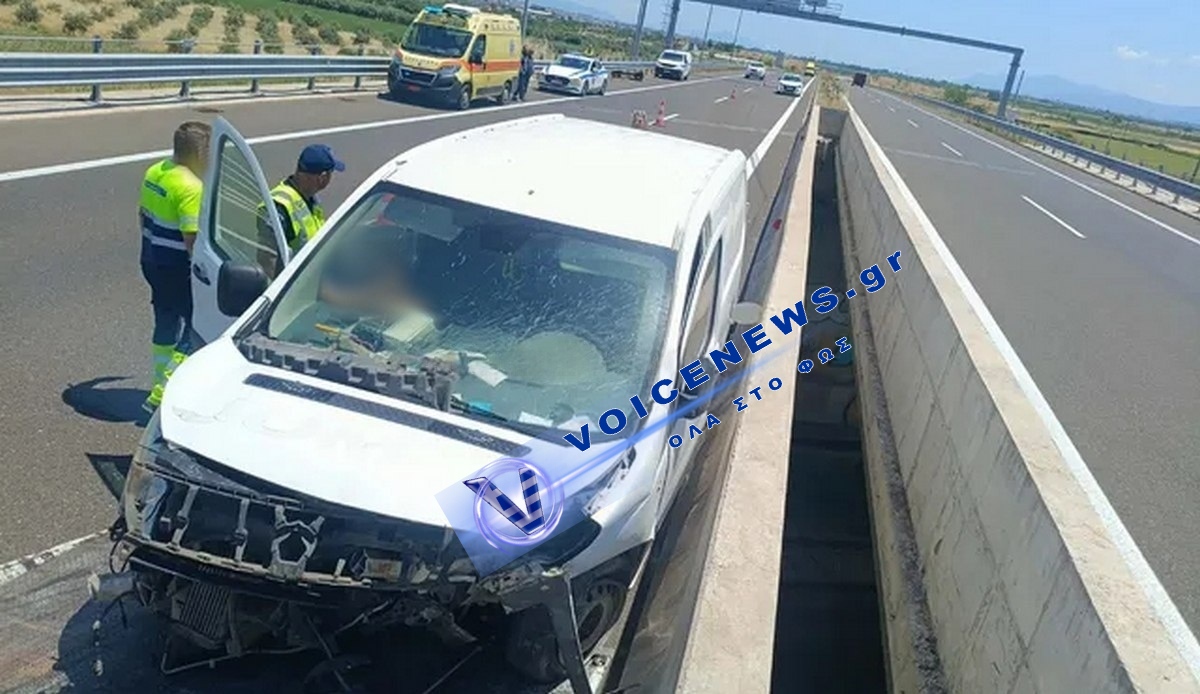 Τροχαίο για Λαμιώτη οδηγό στον Ε65 – Χτύπησε με το βανάκι του στις διαχωριστικές μπάρες