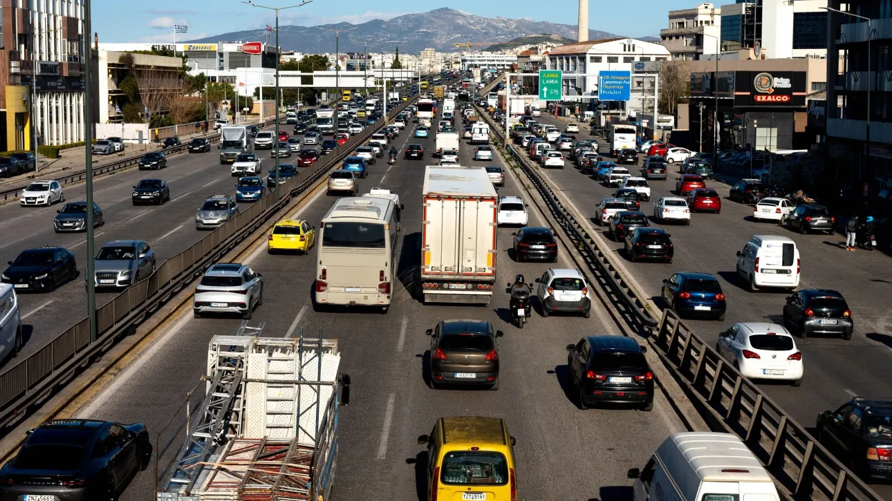 Πυρκαγιά στον Κηφισό: Μεγάλες καθυστερήσεις στο ρεύμα προς Λαμία
