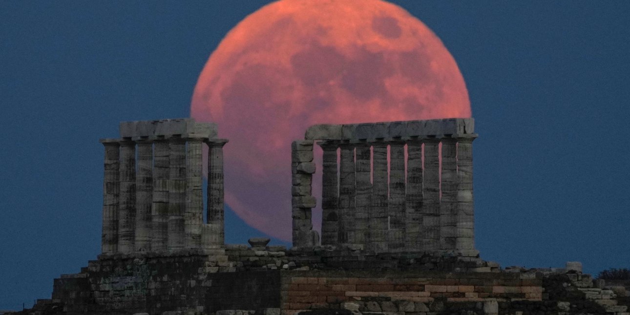 Το «Φεγγάρι της Φράουλας» φωτίζει τον ουρανό της Ελλάδας – Πότε κορυφώνεται η εντυπωσιακή πανσέληνος