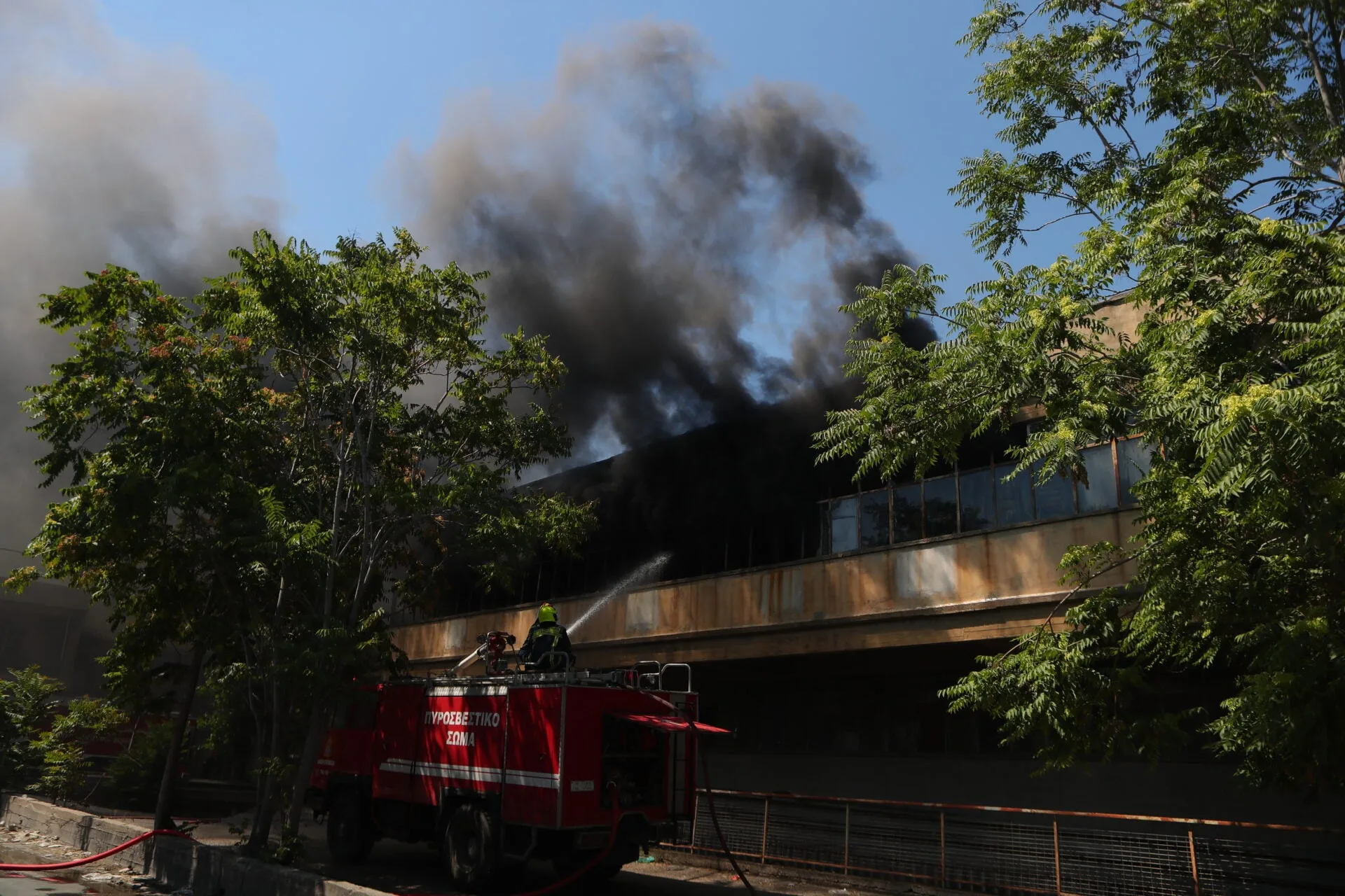 Αιγάλεω: Υπό έλεγχο η μεγάλη φωτιά σε εργοστάσιο πλαστικών – Παραμένουν ισχυρές δυνάμεις της Πυροσβεστικής