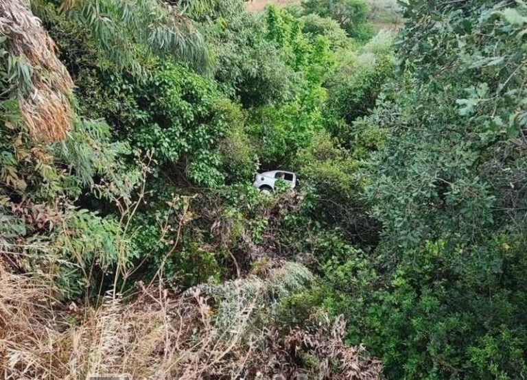 Τροχαίο στην Αιτωλοακαρνανία – Δύο τραυματίες μετά από πτώση ΙΧ σε γκρεμό