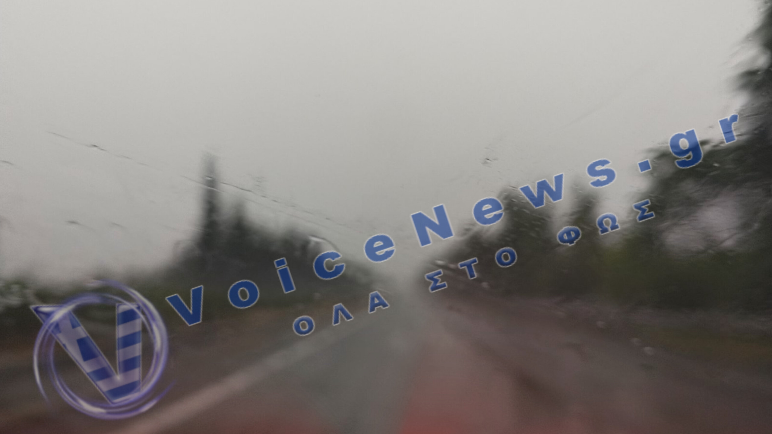 «Ρίχνει καρέκλες στη Λάρισα» Ισχυρό μπουρίνι, χαλάζι και πτώσεις δέντρων
